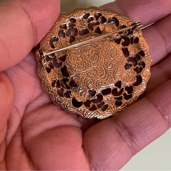 Elegant Gold and Pink Floral Brooch - Picture 7 of 7